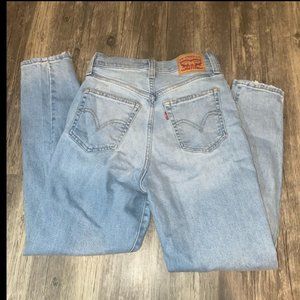 Size 25 Women's High Waisted Mom Jeans Levi's, blue denim pants lightwash